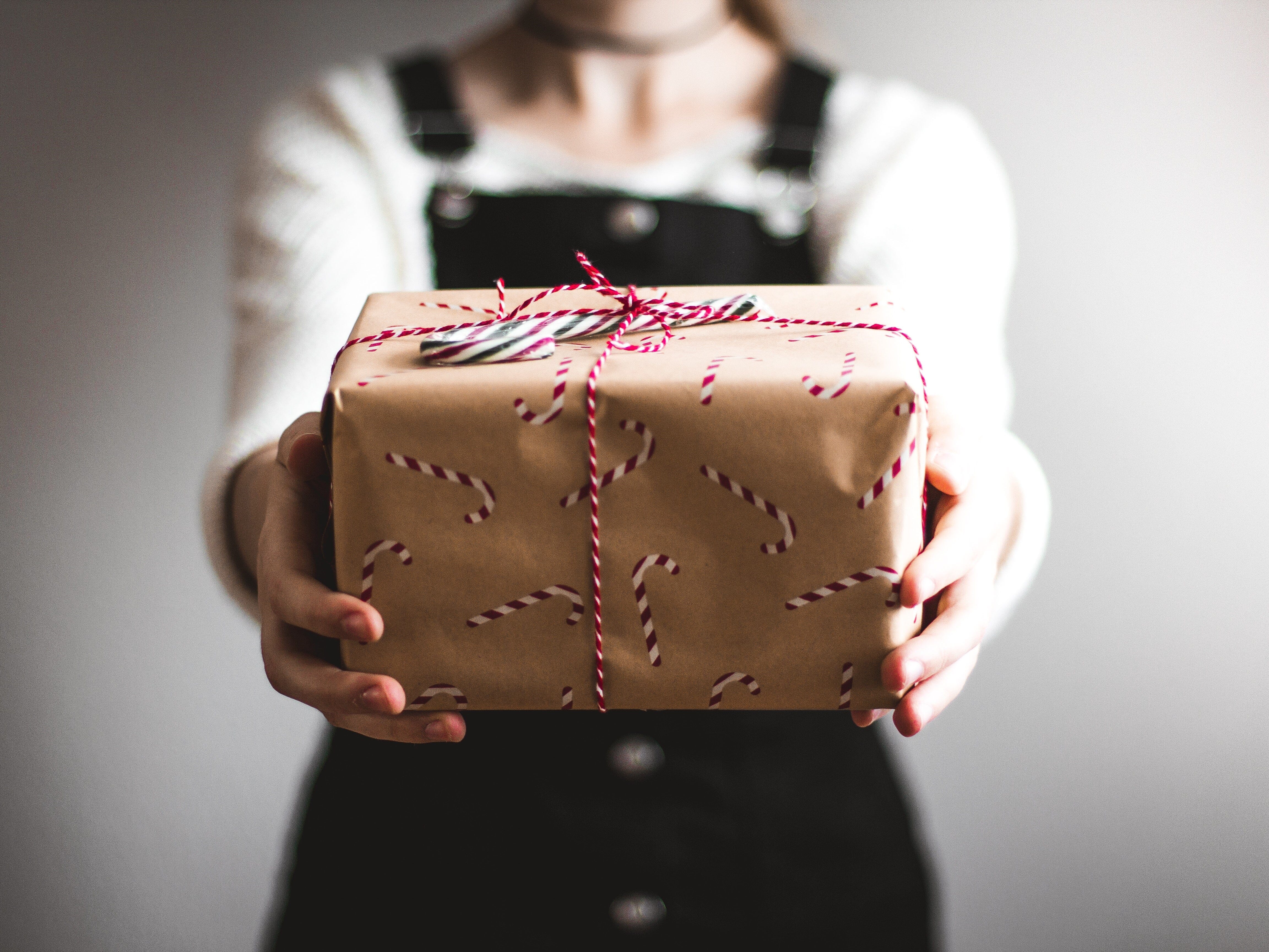 Simple Ways to Measure Wrapping Paper for a Gift: 13 Steps